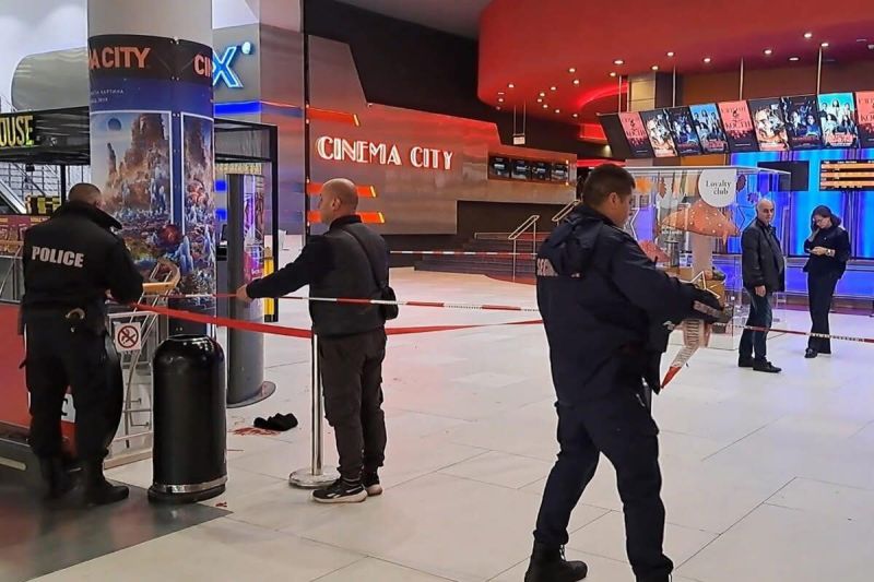 Нощта, в която намушкаха 15-годишното момче в мола.