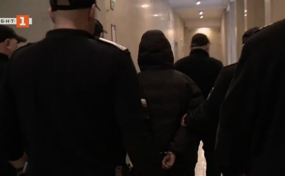 15-годишният, убил с нож връстник, скитал по улиците и крадял. Родителите му го неглижирали