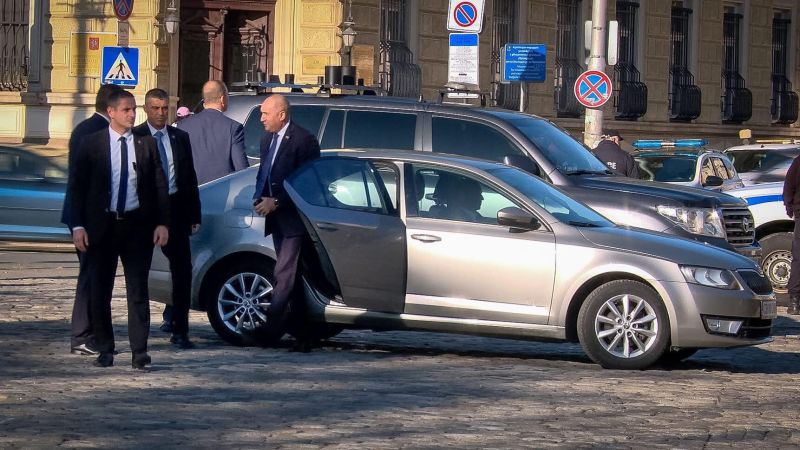 Румен Радев излиза от Шкодата