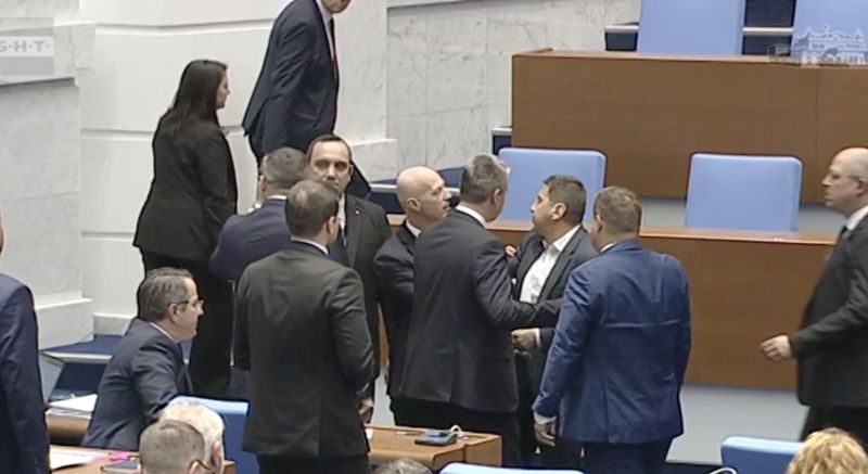 Спречкване между Възраждане и ДПС-НН заради обидна реплика от място на Станислав Анастасов