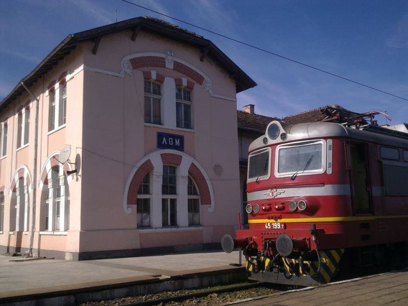 Гарата в Лом