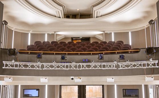 Малък градски театър „Зад канала“