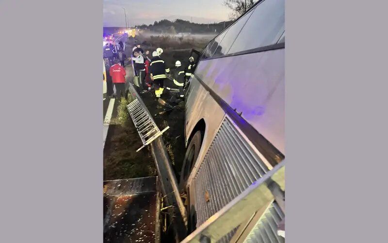 Надвисналият автобус.