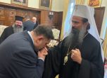 Атанас Зафиров целува ръка на патриарх Даниил