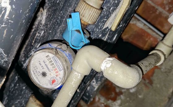 ВиК цял ден работи по авария в Асеновград и накрая създаде нова. Не се знае кога пак ще има вода