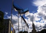Пилони с естонски знамена на площад "Свобода" на фона на църквата "Свети Йоан" в Талин, Естония, 1 септември 2022 г. 