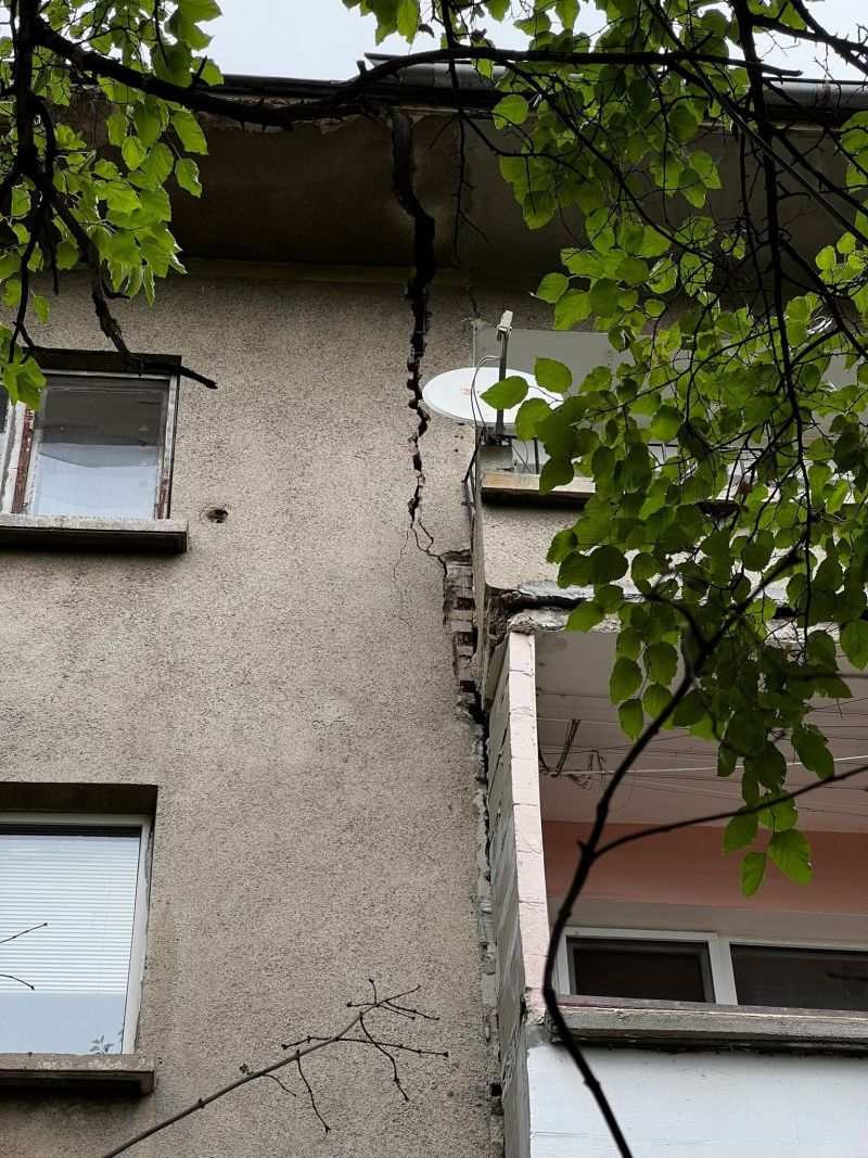 Напуканата фасада на блока