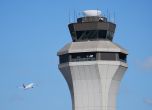 Самолет излита, като преминава близо до кулата за контрол на въздушното движение на летището в американския град Детройт