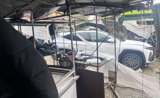 Кола се вряза в сергии на кооперативния пазар в Казанлък