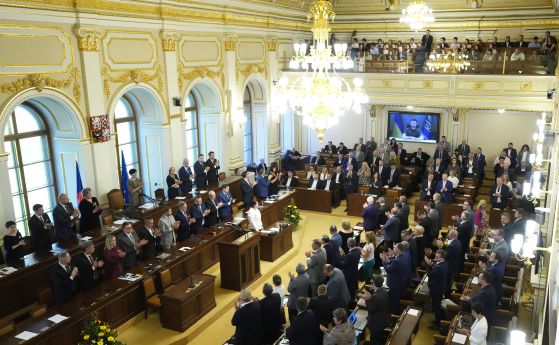 Чешки депутати аплодират реч по видеовръзка на украинския президент Володимир Зеленски по време на заседание на парламента в Прага, 15 юни 2022 година. Снимка: AP/Petr David Josek