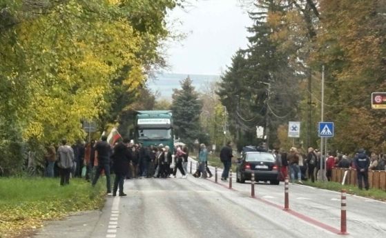 Протест в Поликраище заради липса на вода, затвориха пътя Русе - Велико Търново