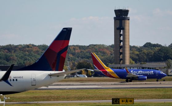 Самолети преминават покрай кулата за контрол на въздушния транспорт на летището в американския град Нешвил в щата Тенеси. Снимка: AP/George Walker IV