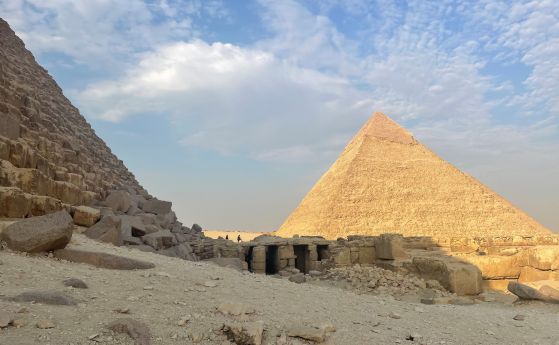 Арестуваха трима туристи, позирали голи зад Хеопсовата пирамида