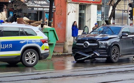 Верижна катастрофа между леки автомобили е станала на булевард 
