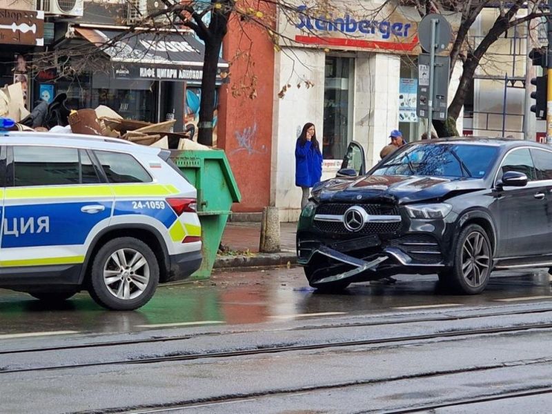 Верижна катастрофа между леки автомобили е станала на булевард 