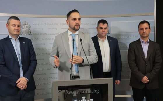 Симеон Ставрев, председателят на СОС Цветомир Петров, зам.-кметът по транспорт Виктор Чаушев и  Бойко Димитров, общински съветник от ПП-ДБ 