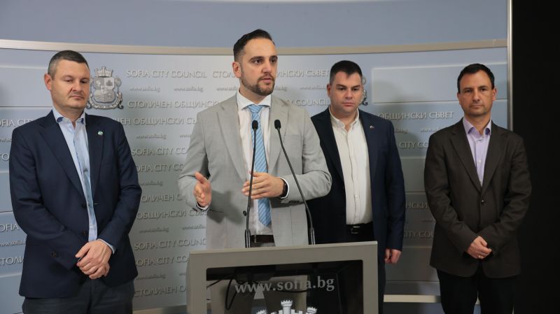 Симеон Ставрев, председателят на СОС Цветомир Петров, зам.-кметът по транспорт Виктор Чаушев и  Бойко Димитров, общински съветник от ПП-ДБ 