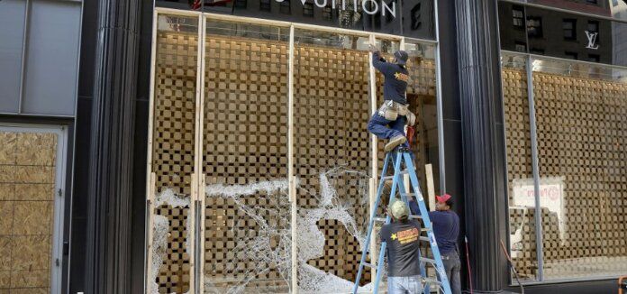 Автомобил се врязва в магазин на ''Луи Вюитон'' в Рим, трима бандити са го обрали