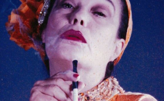 Елена Жандова в „Неподвижна звезда“ от Ник Маркович, La MaMa, Ню Йорк и Кьолн, реж. Ник Маркович. Участват още Кармен Уолдорф и Хенри Фрийман, снимка – Личен архив на Елена Жандова