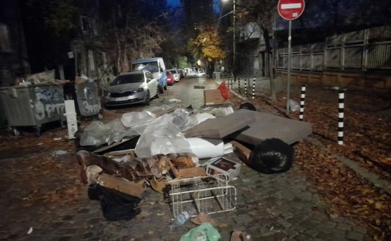 Отпадъци са блокирали движението по столична улица