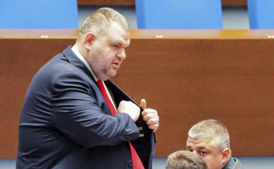 Делян Пеевски в пленарна зала