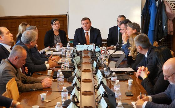 Здравната комисия в НС заседава