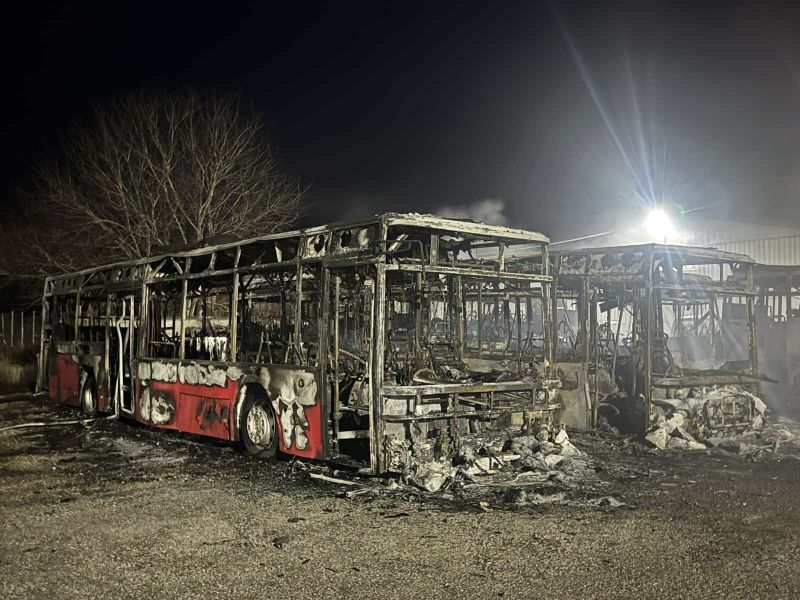 Пожар изпепели няколко автобуса, два буса и леки коли в Костинброд