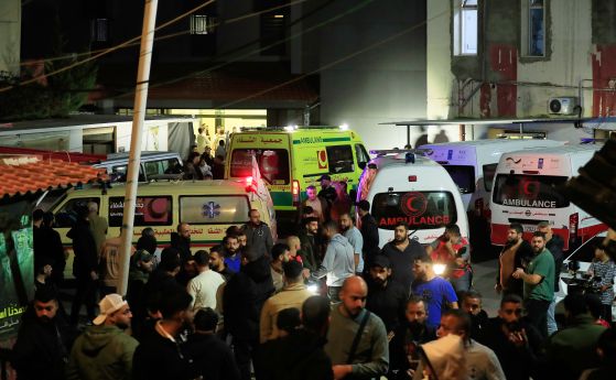 Хора са се събрали пред болницата в ливанския град Сайда