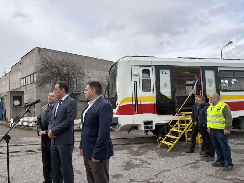 Показаха първият от осемте нови чешки метровлакове