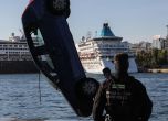 Вадят колата, паднала в морето в гръцкото пристанище Пирея