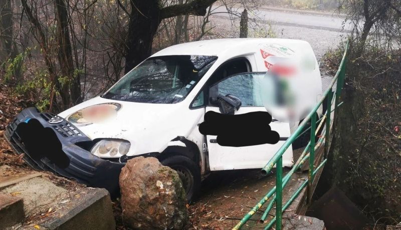 Разбита рекламна кола блокира пешеходен мост в кв. Симеоново