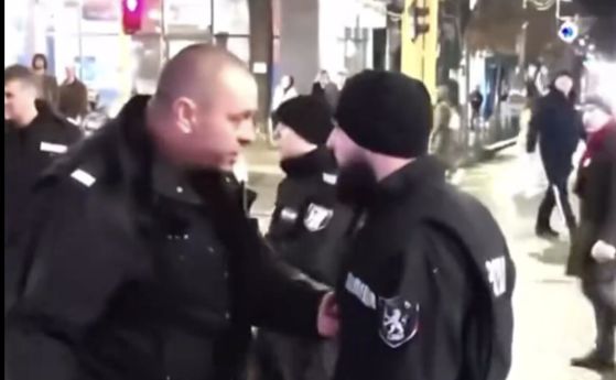 Полицаят усмирява мнимия си колега