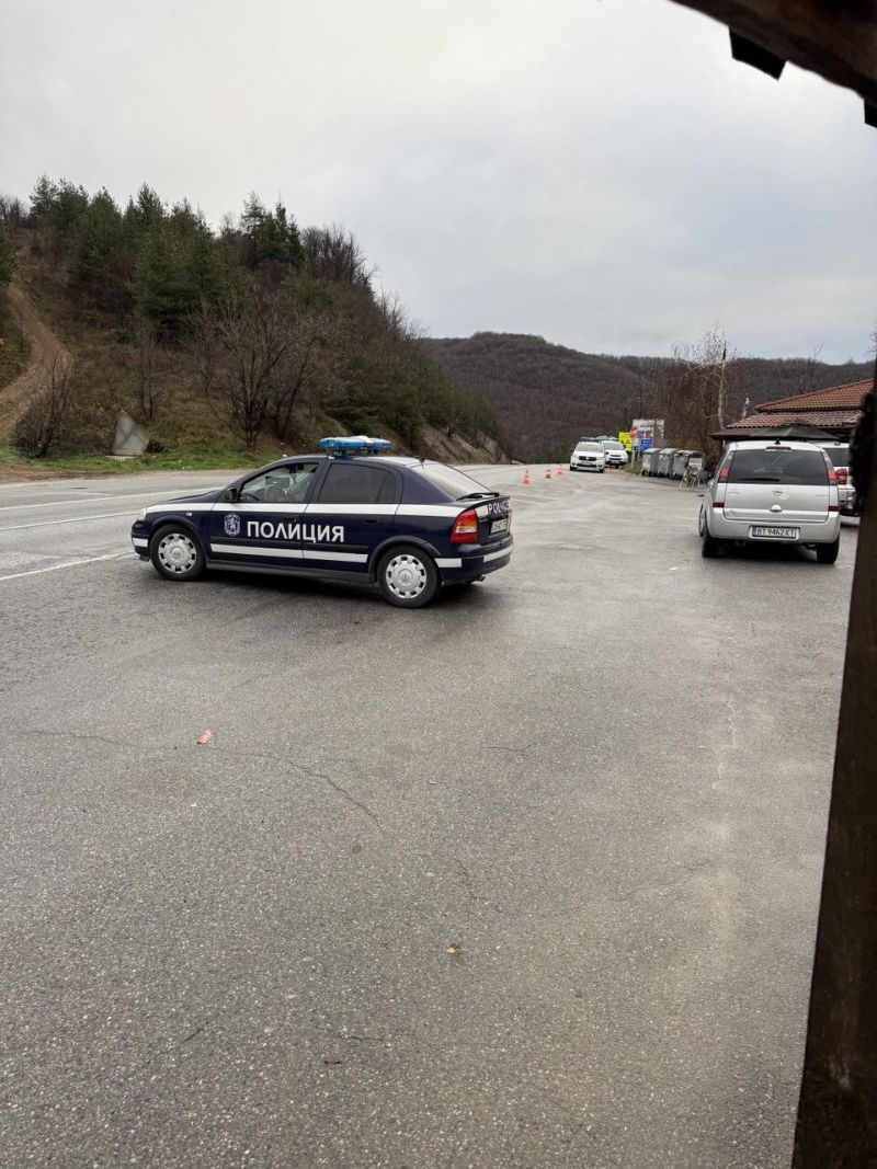 Сигнал за бомба в заведение блокира Прохода на Републиката