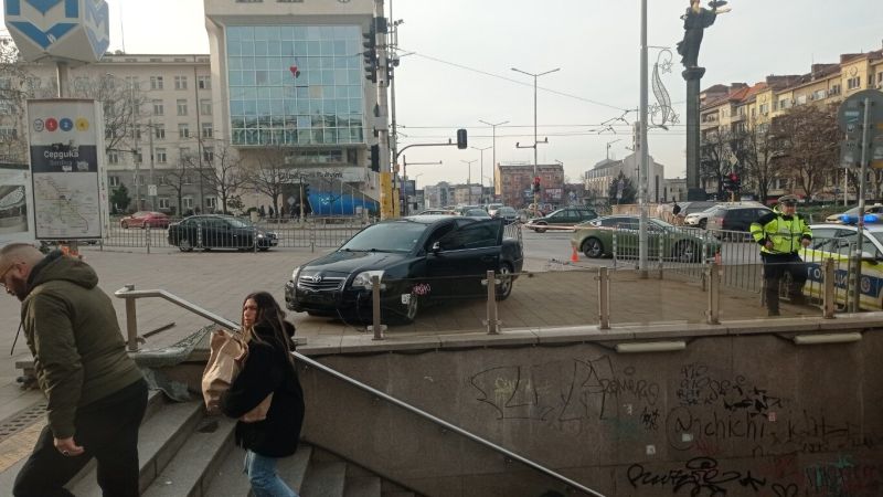 Кола катастрофира край подлеза на ''Шератон'' в София. На шофьора му прилошало, починал в линейката - ФБ