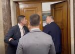 Мирчев пресреща Пеевски пред кабинета му в НС
