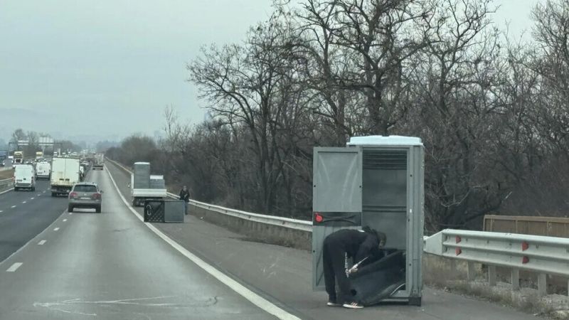 Куриоз: Химически тоалетни се изсипаха от камион на магистрала ''Тракия''
