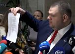 Делян Пеевски показва законопроект, подписван с ПП-ДБ