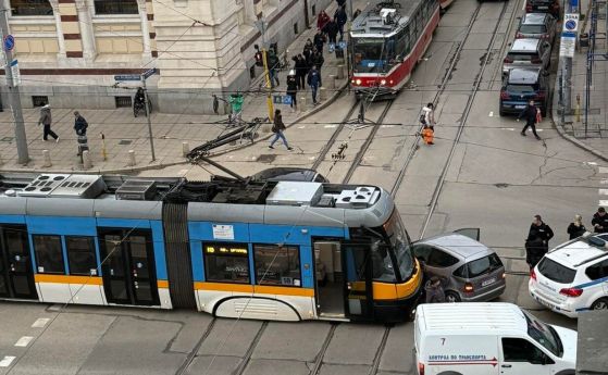 Катастрофа с трамвай блокира движението в центъра на София