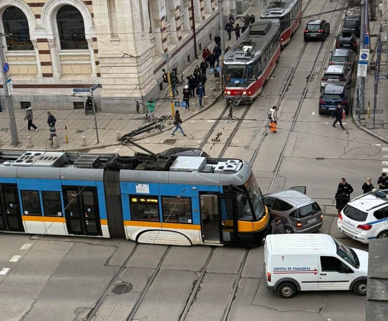 Катастрофа с трамвай блокира движението в центъра на София