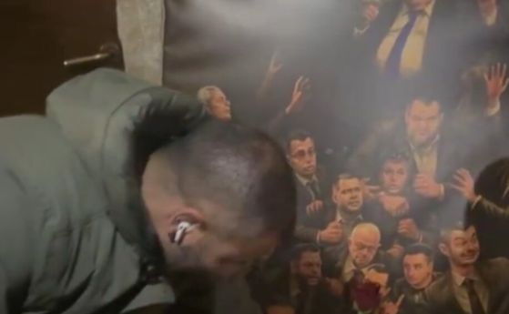 Картината на Величие пред дома на Борисов