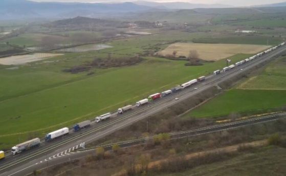 Опашката от блокадата вчера.