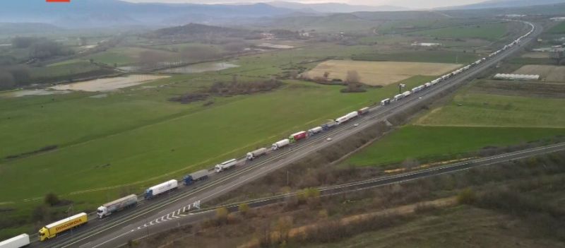 Опашката от блокадата вчера.