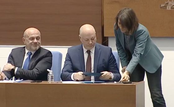 Белобрадова връчва оставката на Росен Желязков 