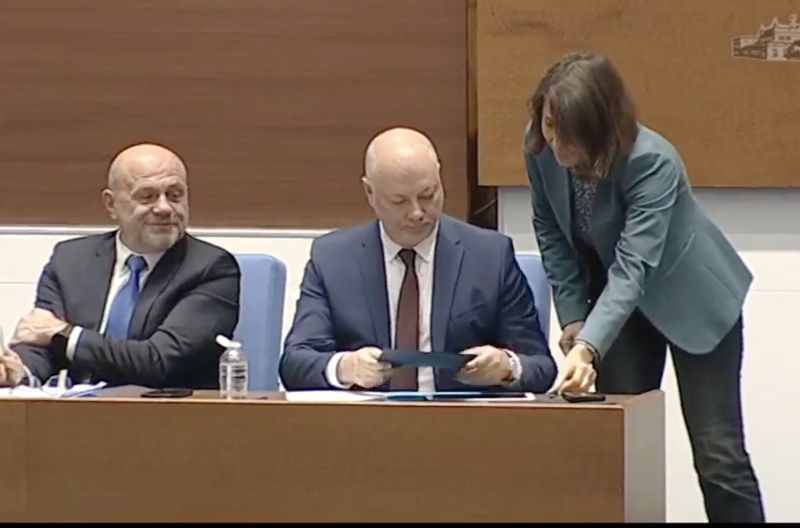 Белобрадова връчва оставката на Росен Желязков 