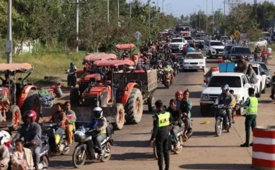 Стотици камбоджанци се изтеглиха от границата заради възобновените боеве.