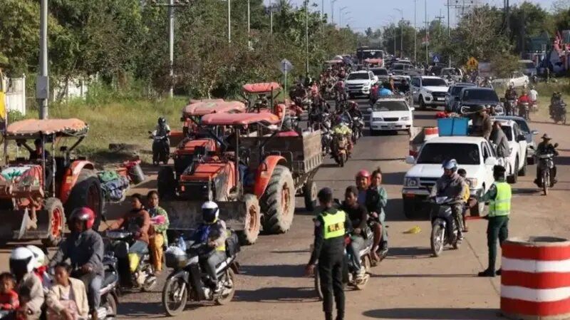 Стотици камбоджанци се изтеглиха от границата заради възобновените боеве.