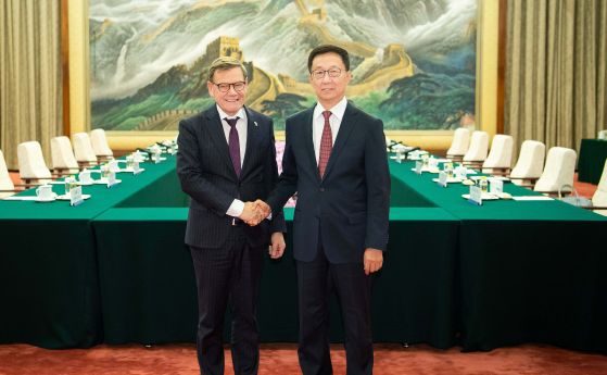 Вадефул на среща с китайския вицепрезидент Хан Чжън. Снимка: Li Tao/Xinhua via AP.