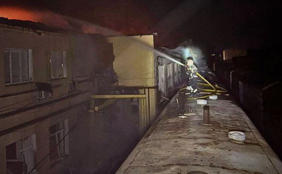 Пожарникар гаси огън в жилищна сграда в Киев след руски удар, 8 декември 2025 г. 