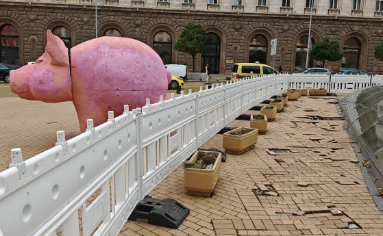 Обезопасяват изкъртените на масовия протест плочки на Ларгото