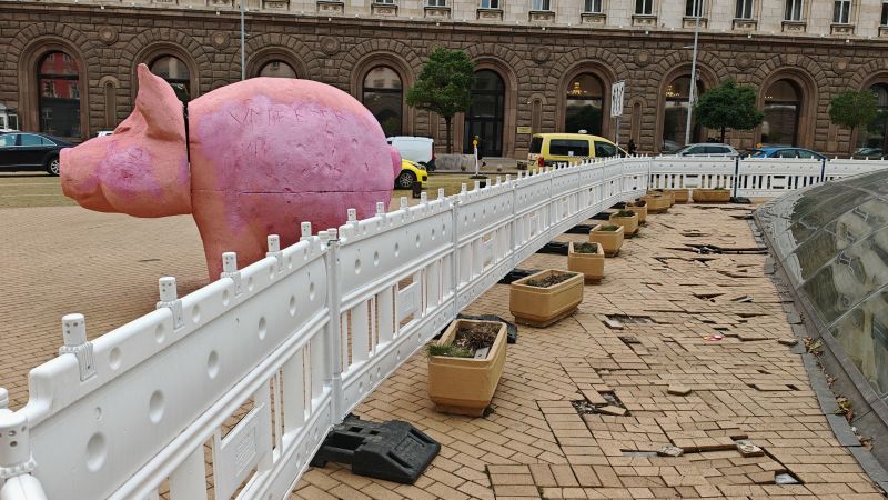 Обезопасяват изкъртените на масовия протест плочки на Ларгото